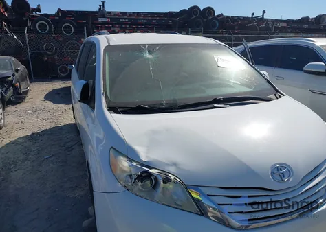 2016 Toyota Sienna Le 8 Passenger z USA, uszkodzony, nr VIN 5TDKK3DC0GS731995